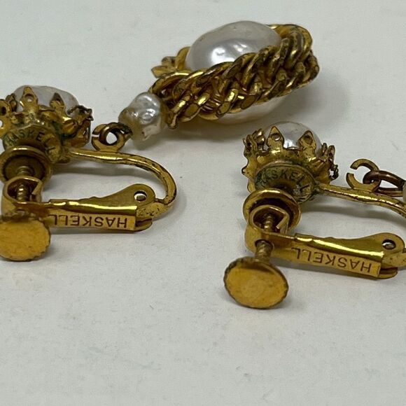 Miriam Haskell, Dangle Baroque pearl, gold tone clip on earrings. - Picture 5 of 10